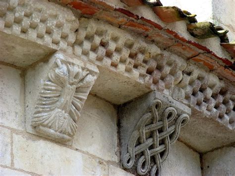 Modillons romans diversifiés