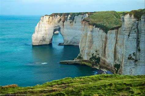 Paysage rocheux typique des falaises de schiste en bord de rivière