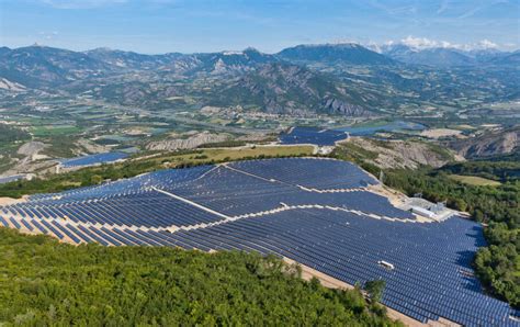 Vue aérienne d'un vaste parc photovoltaïque intégré dans un paysage rural