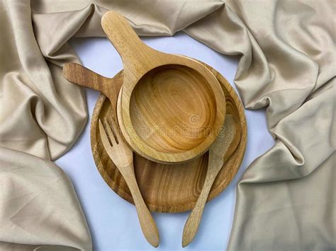 Couverts et assiettes en bois