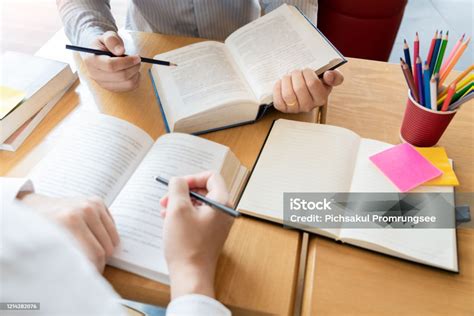 Le tutorat en action : étudiants travaillant en petit groupe