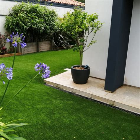 Vue d'ensemble d'un jardin aménagé avec du gazon synthétique NOVA