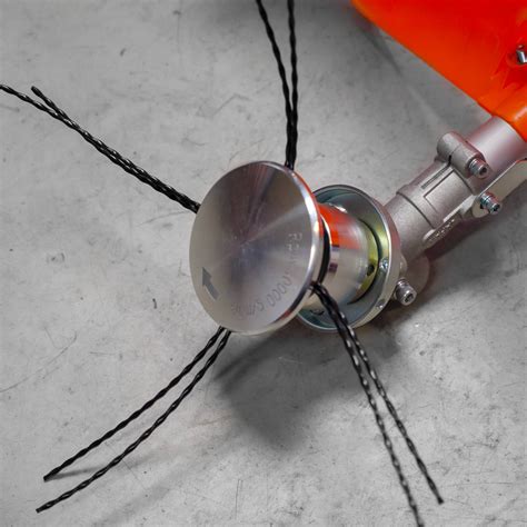 Tête de débroussailleuse universelle en aluminium montée sur un appareil de jardinage