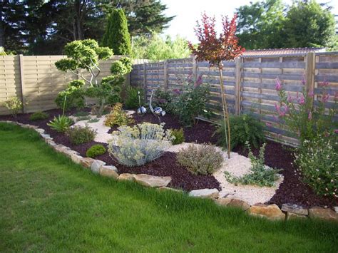 Exemple de massif de fleurs avec paillage minéral