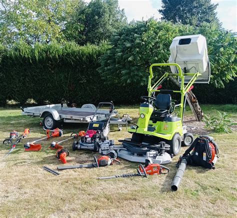 Photographie d'un apprenti paysagiste utilisant du matériel de taille professionnel dans un parc public