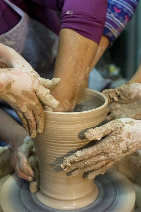 Mains d'artiste modelant de l'argile