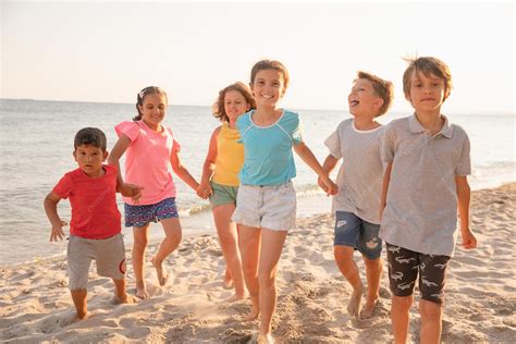 Groupe d'enfants s'amusant avec de l'argile